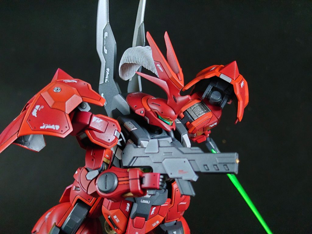 射撃武装のビームライフル銃口部は開口して金属部品に置き換え