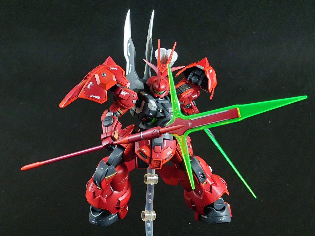 メインの機体色はシャインレッドとワインレッドグレーはメカサフスーパーヘヴィシルバーはスーパーシルバー細かい部分はガンダムマーカーのメタリック系を使ってます。デカールはRBコーションデカールやアシタノデカールを使用。