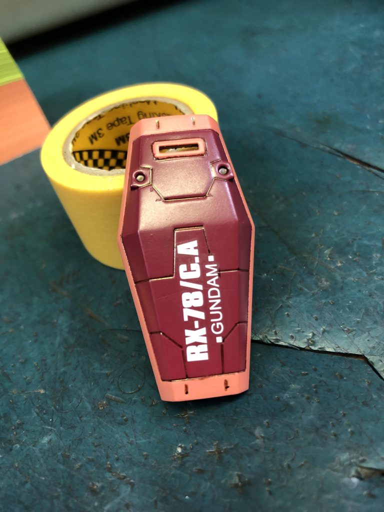 ボディはホントにリペイントしただけ。肉埋めもしてません。シールドの十字とお股の所のV字を削っただけです。デカールはフリマサイトで売られてたMGキャスバル専用機のデカールです。ちょっとデカいんですが、まあ、スーパーディフォルメと言う事で笑