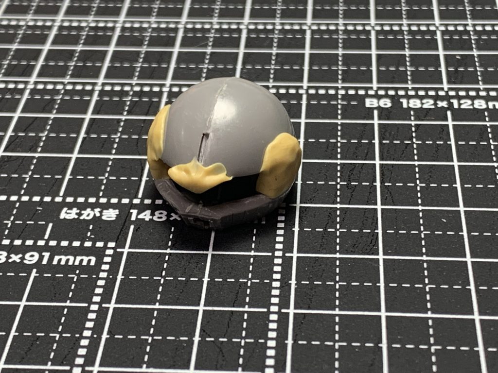 エポキシパテでモノアイを狭くして、ひさしの部分も大きめにしました。