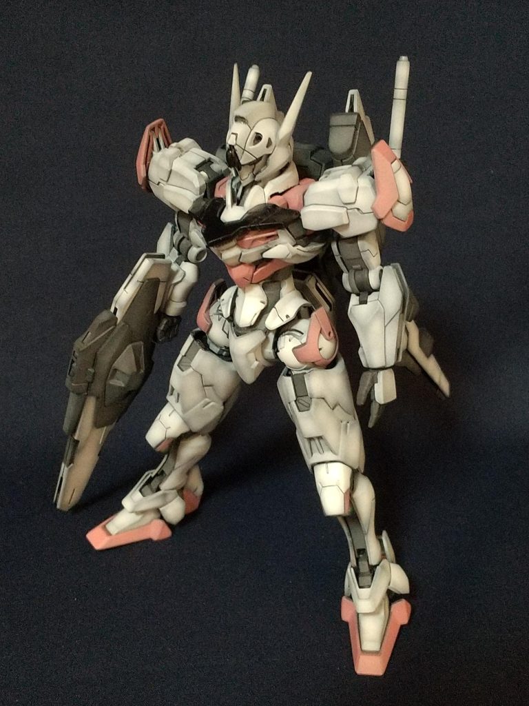 スタイル改修等は特に行わず、基本に忠実に合わせ目消し(分割線変更含む)やモールドの彫り直しを行なっています。塗装は黒立ち上げ(遮光目的もあります)のグラデに初挑戦してみました。