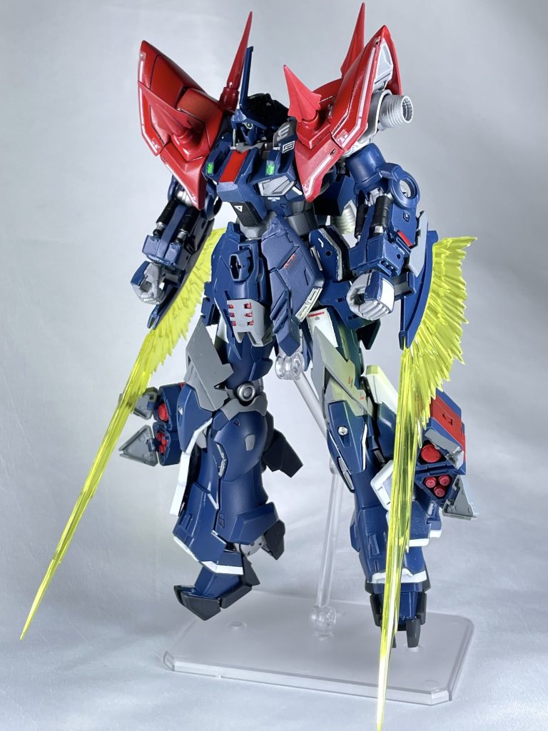 腕部ビームサーベル腕部の装甲を反転させて起動する武装本機の数少ないビーム兵器