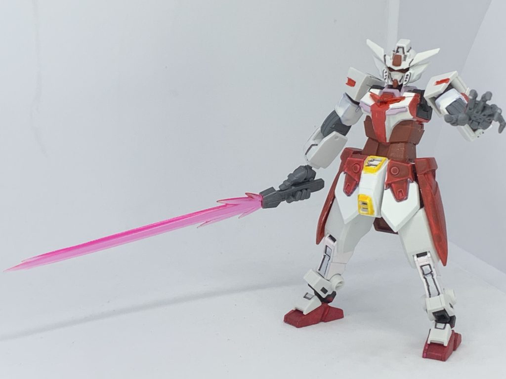 近接用に大型ビームサーベルを所持。レゾナンスはシナスタジアと同じく戦況に合わせて5種のアーマーを換装し闘います。シナスタジアと共に少しずつ公開予定です。