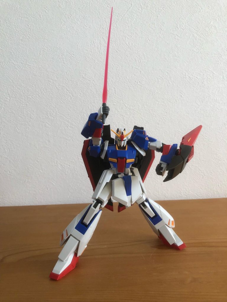 可動範囲を売りにしているだけあって、ポージングが楽しいです。むしろ動かせすぎて普通の立ちポーズに戻すのが難しいまであるという。