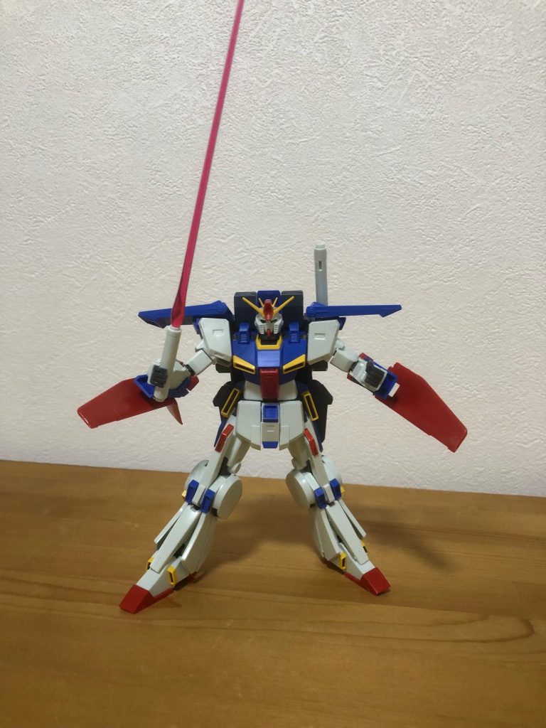 でっかいビームサーベル。仁王立ちしてるだけで様になるかっこよさ。