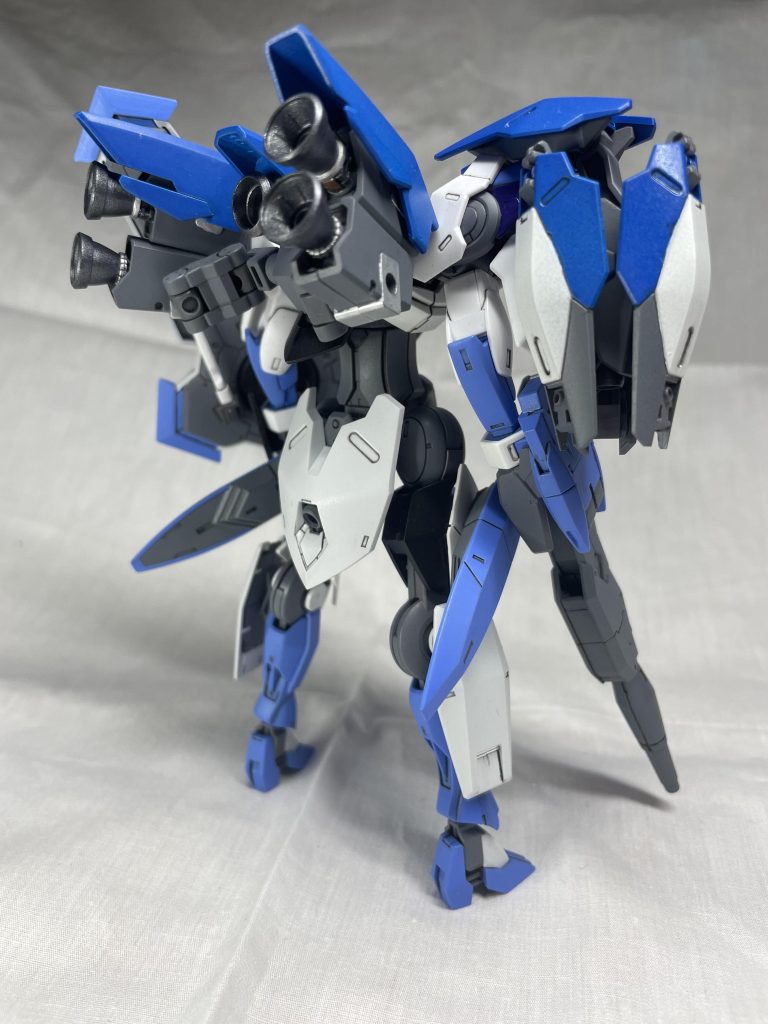 フロント/リアビュー対GUND-ARM用に改修されたベギルペンデの後継機。ミカエリスとベギルペンデの連携による戦略を単機で行えるように調整されている装備の増加による重量増を補って余りある推力のブースターによる高機動戦闘を行う