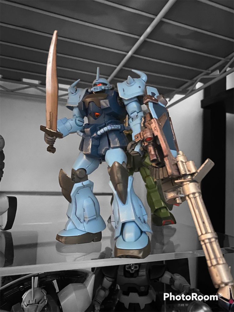 モノアイは付属のシールで充分な輝きです。