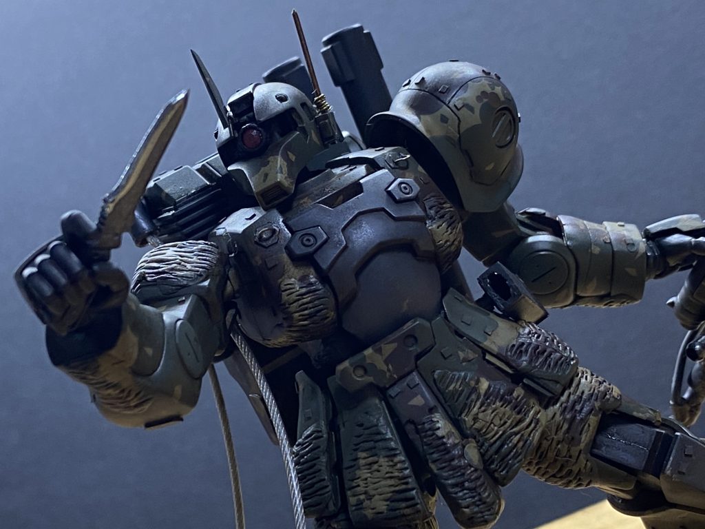 地味に、腰には、サバイバルナイフをセミスクラッチで、近接や狙撃ポジ確保のために装備させてます。後、胸の辺りにあった、カラビナ?みたいなものは、一度全部削り落として真鍮線とプラ板で作り直してます。頭のアンテナユニットも、真鍮線等でセミスクラッチしてます。