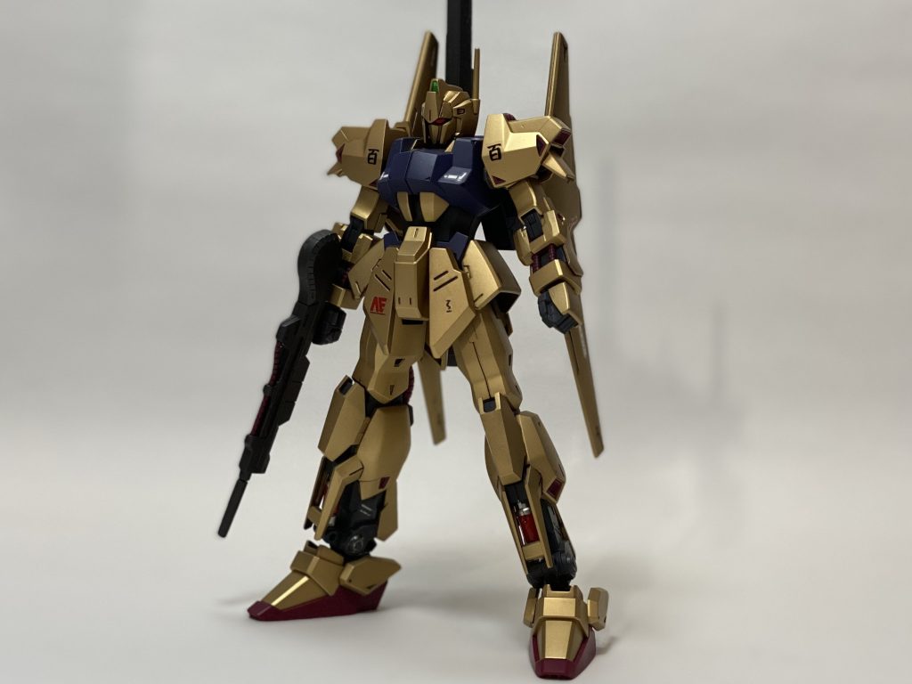 足の内部フレームのシリンダー部は(G)スターブライトジェラルミン→(C)水性クリアーレッドで塗ってます。正面の合わせ目から空気でてレッドが沸いてしまって修復不能なので、見ないふりしてます(笑)