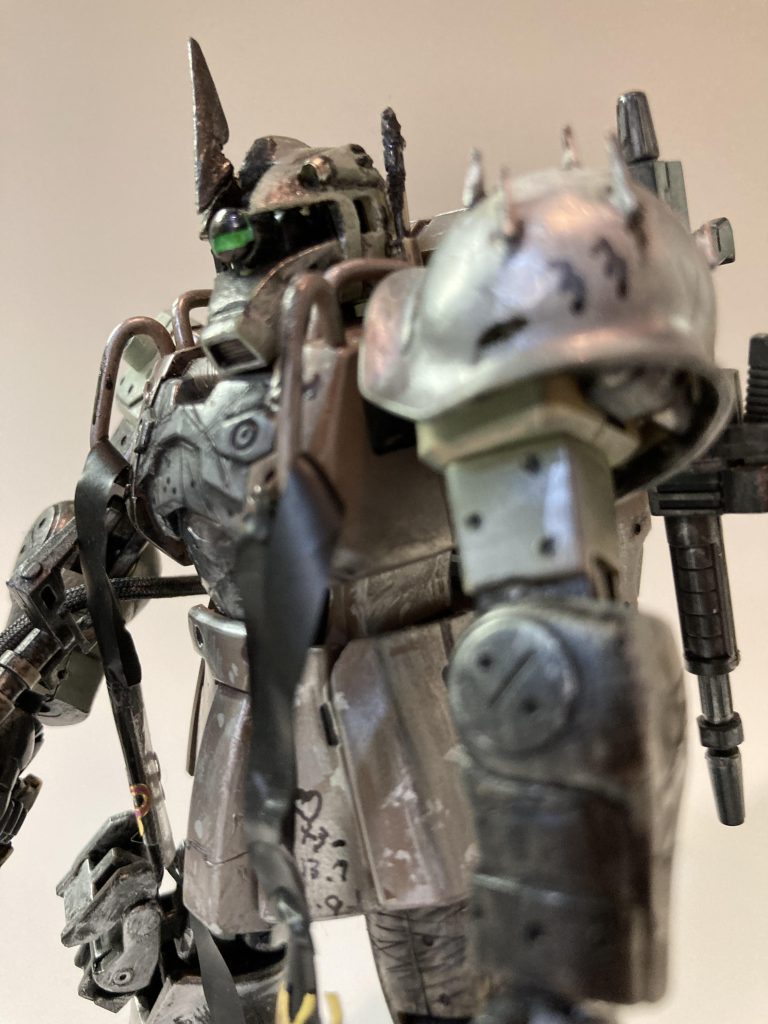 左肩は33のヤツ。ツノは誰んだっけ。