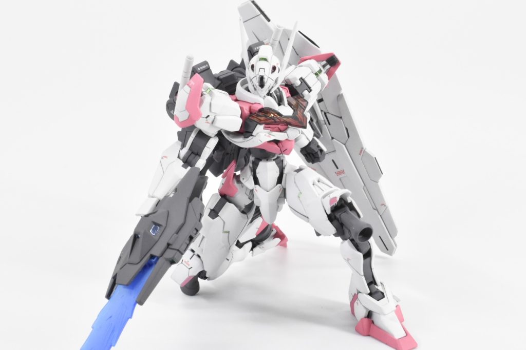 膝立ちしたガンダムルブリスです!またシェルユニットだけ光沢仕上げでメリハリをつけています。