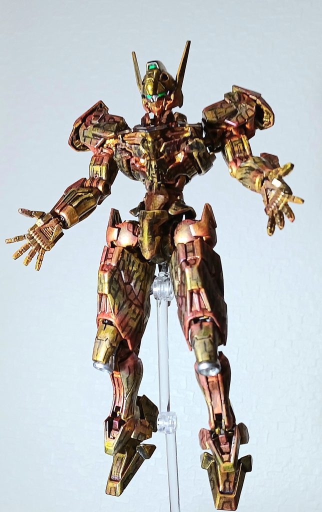 今朝までこの状態でした。金色に塗ったルブリスにマッキーで黒い線を入れていった状態。このまま提出しようと思いましたが、さすがに思いとどまりました。ただ、マッキーで書きかきしてるときが一番楽しかったです。小学生時代を思い出した感じ。やりたかった事は伝わりますでしょうか。ただ技術が圧倒的に不足していました。