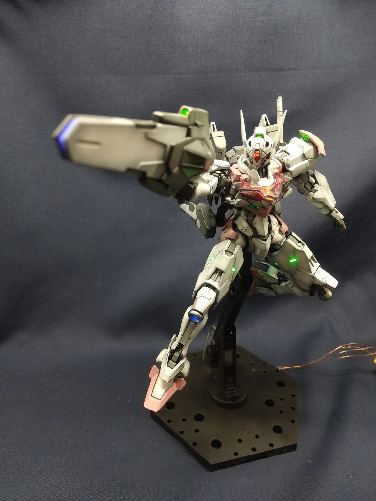 シェルユニット、およびカメラやセンサ、ビームライフルがLEDで発光します。