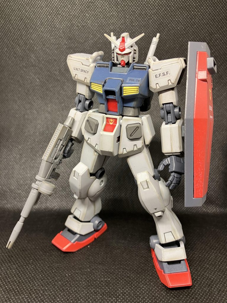 シールドはリアルタイプジムを意識したカラーに。消さなかった合わせ目はモールドという事に脳内変換しています😅