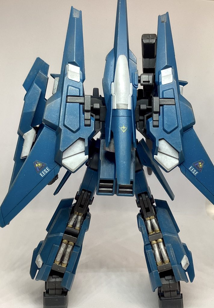 足裏のパイプをゴールドとシルバーでガンマカ塗装。