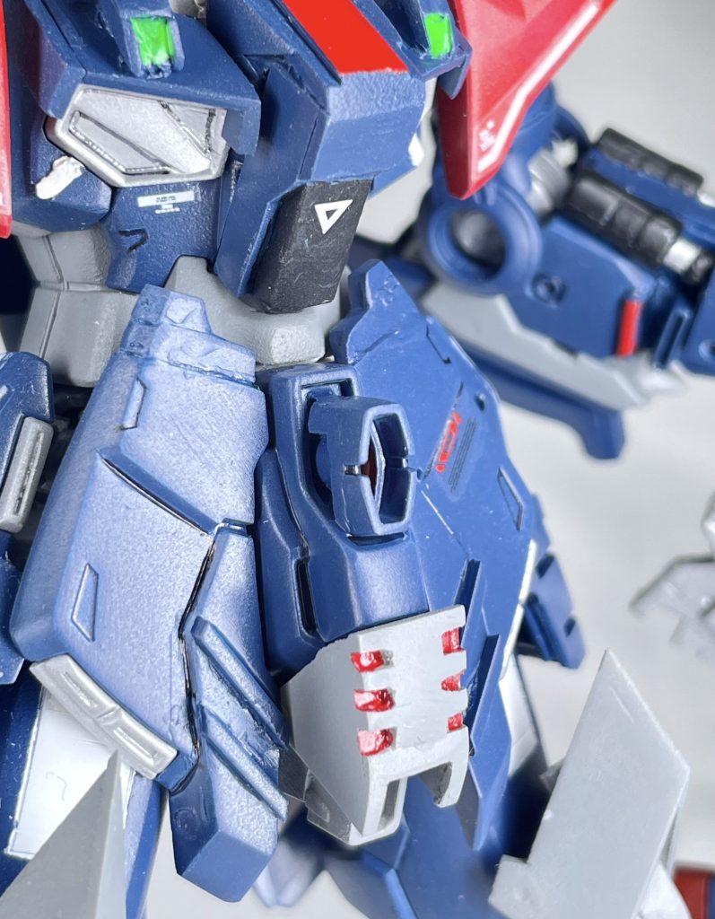 腹部拡散メガ粒子砲鍔迫り合い等の際に用いられる兵器ジェネレーター直結式なので威力は高いが、砲身が無いため、ビームが拡散してしまう。