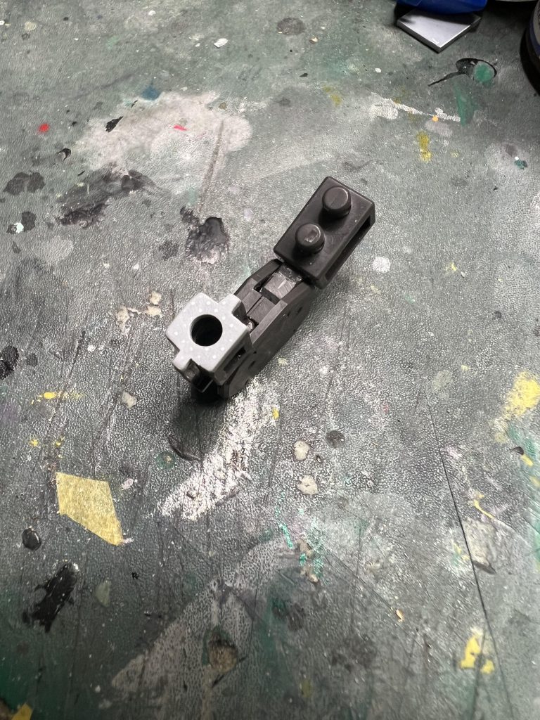 少し気になったので太ももの接続軸で1mm伸ばしました