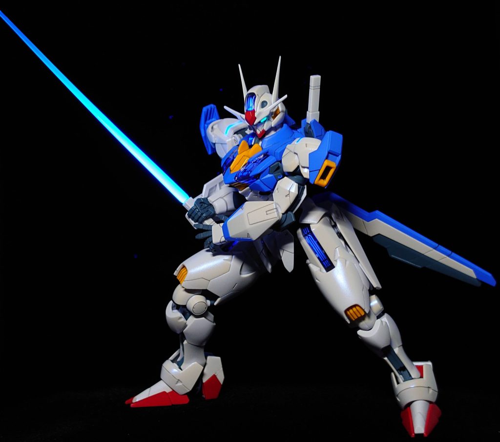 第1話、対グエル戦のサーベル構え。UVライト発光は、カメラアイ、シェルユニット、そしてサーベル。