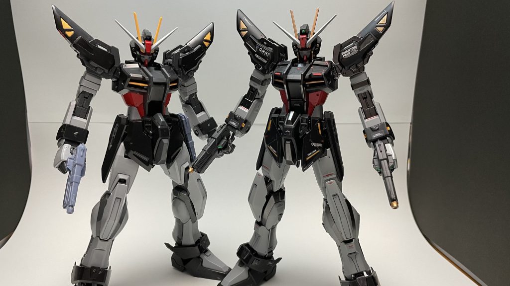 遥か昔に作った素組ノワールと並べて可動域も拡大したかったので腰から下は別キットを流用してます(本当はストライクver.RMを使えば早いのですが、持ってなかった)