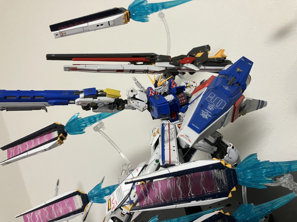 でもHWS付けたら福岡νガンダムの色がほぼ隠れちゃう!と思い、ガンダムマークで白や黒のところをサフ吹いて青に仕上げ、シールドとライフルもロングレンジファンファンネルの色合いをイメージして塗装して仕上げましたやはり思い出ある機体なのでカッコ良くしたいですよね(トップコート吹いてなかった…そんな感じで長々とありがとうございました!また次の作品も見て頂けると嬉しいですよろしくお願いします