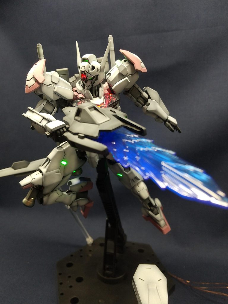 ポージングセンスが絶望的なためあまり効果は見えませんが…全身に28個のLEDを埋め込んでいますが、特に可動範囲等に影響は与えないようになっています。