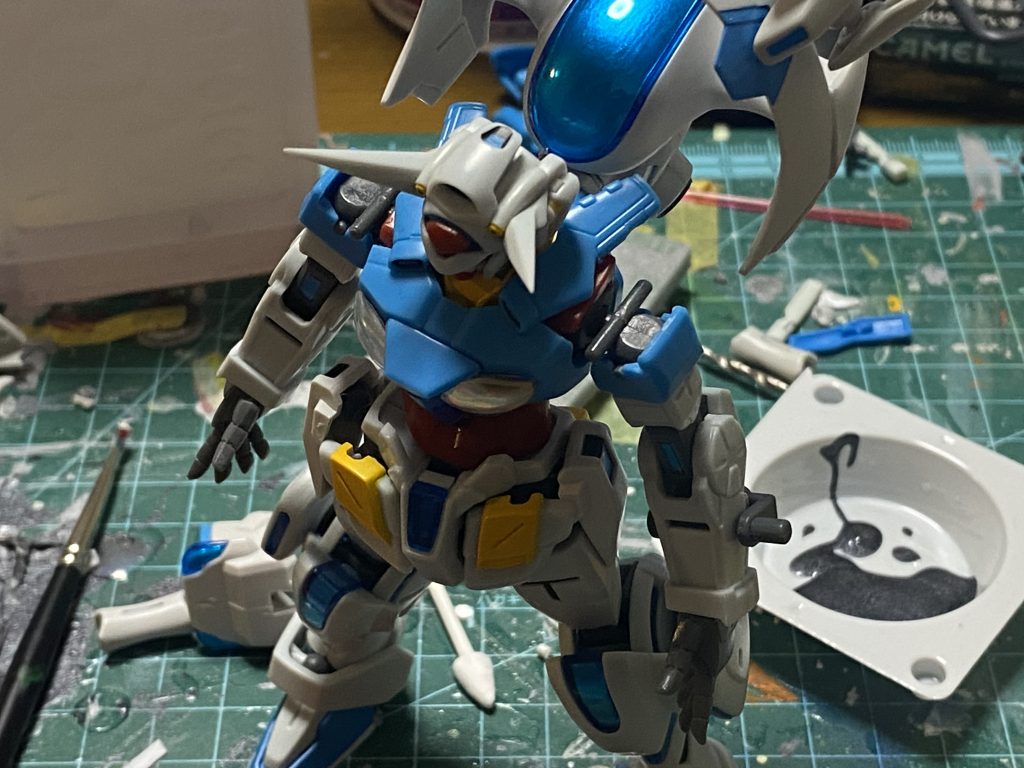 他の方の改造を参考にし、肩部パーツはG-セルフの腕の軸に嵌るようにパーツを削りました。サイドアーマーは従来の3mm穴を削り、小さいボールジョイントの受けを接着しております。バックパックの接続軸はプラ板で太らせました。塗装は筆塗装。肩側面は自信がなかったのでメタルブラック1色で塗っています。腕が上がったらリベンジしよう…てか、シールドの部分塗装も地味に辛いよ！