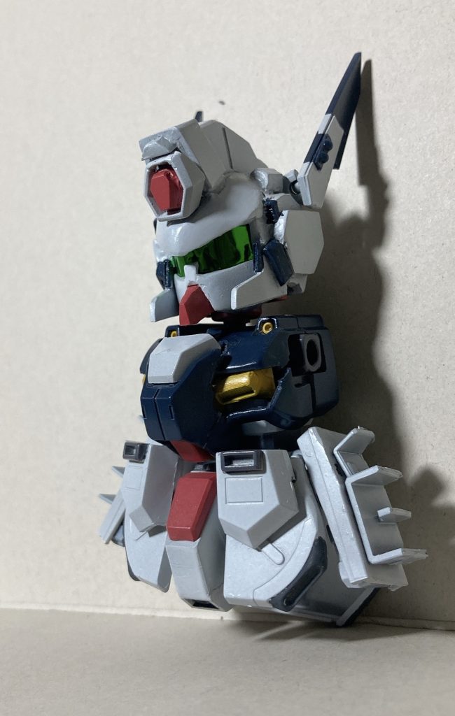 基本塗装後本体色の白はガイアノーツのコールドホワイト、黒に近い紺はシャドウブラック。