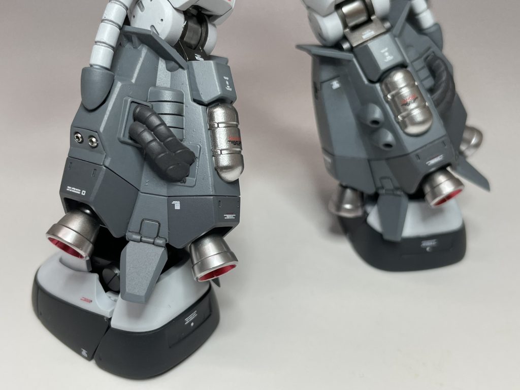 スラスターの間にある羽みたいなパーツは、フチを薄々にするために、斜めに削いであります。