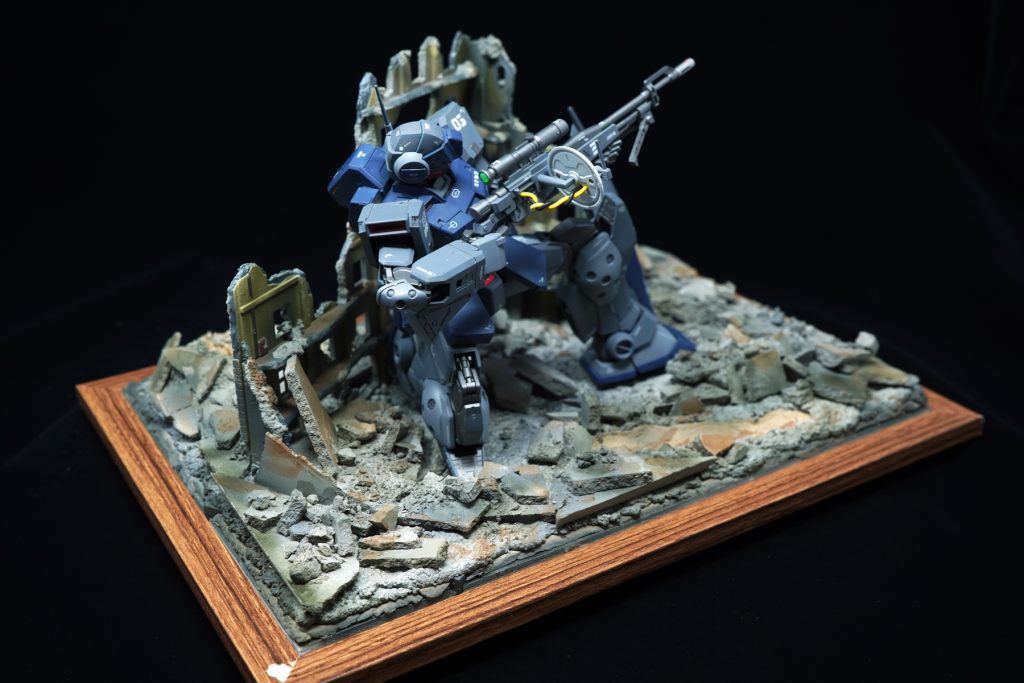 土台に速乾セメントを敷き詰め、薄く造った速乾セメントを割って適当バラバラおいてある状態一部土が見えるのは、何らかの衝撃でめくれ上がった部分があるだろうと勝手に想像土がめくると水が貯まるのはこのあたりの上水道が破損したから…というイメージですがパイプも埋めればよかったかも…