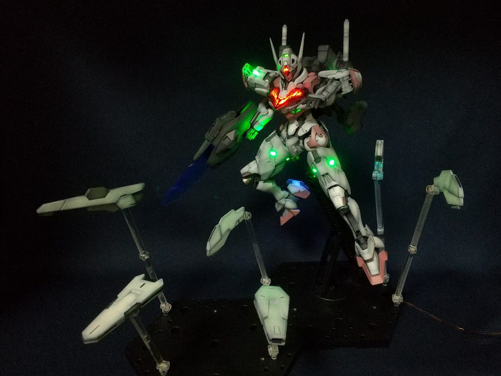 暗めにすると結構激しく光っているのがわかります。通常の照明環境でも視認できるようLEDの電流値を調整しています。