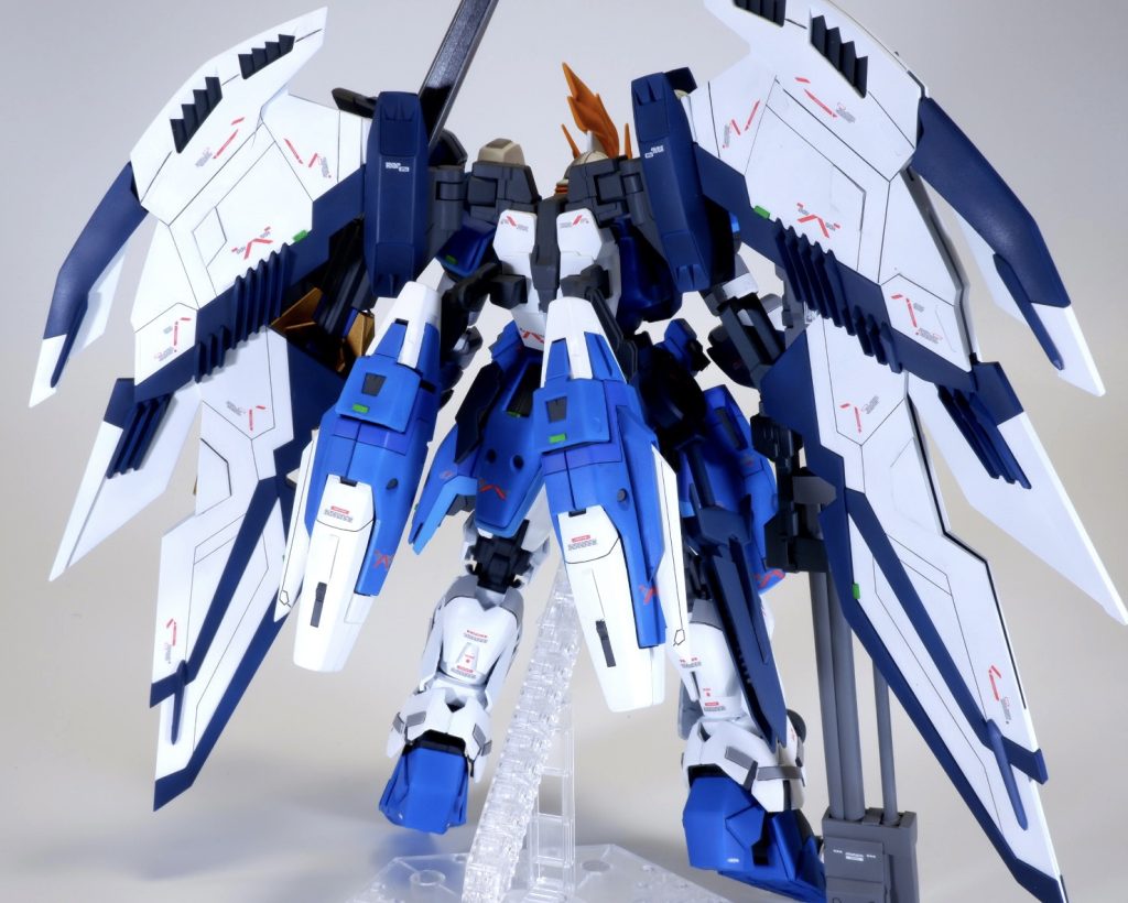 背面バックパックの羽はエピオンの物をそのまま採用し、トールギスFの余剰パーツで作成したトールギスのブースターを取り付けました!