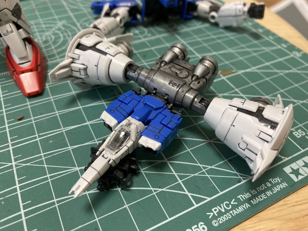 コアファイター?バーニアが飛行機に付いています。コックピットまわり超面倒くさ!これじゃ腰の可動は厳しそう。