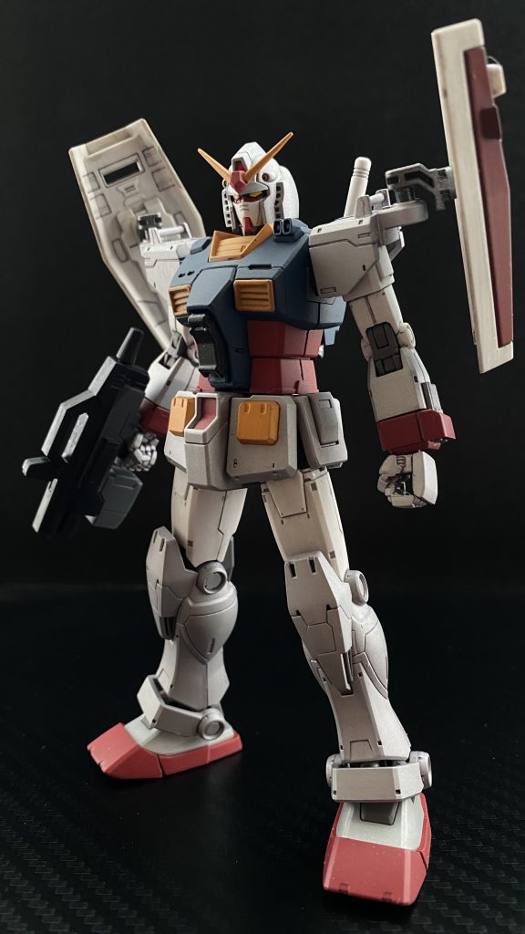RX-78 ガンダムクローバー　(0084)　クローバーのコードネームを与えられたこの機体は、AI制御による無人機として製造されたと資料にあるものの、AIシステムに関する部分が曖昧な表記になっていたりと謎が多い。　RX-78ガンダムと言えば、一年戦争時におけるホワイトベース隊、アムロ･レイの乗機が有名だろう。その姿は、そのガンダムと変わりはない、しかし、資料に記載されているスペックは、現在0087のMSにも引けを取らないものとなっている。　両肩に小型のシールドを装備、小型だが連射性能の高いビームライフルを装備している。