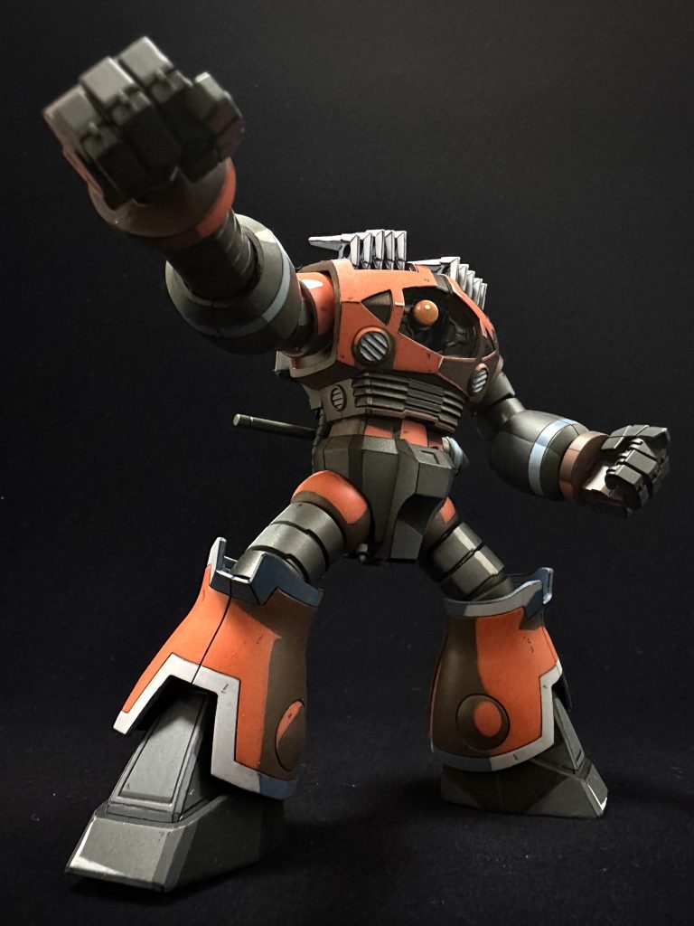 伸びるパンチのポーズで。何だかカワイイ感じがあります。