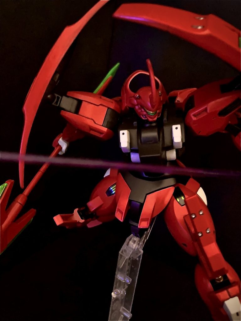 装甲の赤部分はクレオス水性ホビーカラーのデスティニーレッド、白部分はシタデルのULTHUAN GREYを筆塗りで、胸部とフレームはクレオスのMrメタリックカラーGXのグラファイトブラックです。部分塗装のシルバー部はシタデルのRUNEFANG STEEL、ゴールド部は同じくAURIC ARMOUR GOLDです。モノアイ部はシルバーの上から蛍光オレンジと蛍光グリーンを上塗りしたのですが、写真撮る時に明るかったせいか、いまいち光らなかったです(笑)。スミ入れはタミヤのスミ入れ塗料ダークグレーです。仕上げはクレオスの水性トップコート半光沢です。