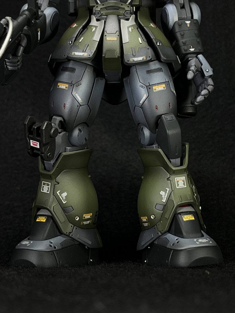 下半身はほとんどいじらず、0.5ミリ穴やICソケットピンでのディテールアップを行ってます。塗装ですが、(忘れてました。)NATOグリーン、NATOブラック、ジャーマングレー、グレーバイオレット、メカサフと前回と変わらないラインナップですが、旧ザクのオリジナルカラーをイメージしてグレイッシュブルー(だったと思います…)を使用しました。きっとザクスナイパーって最初に開発した時は普通に旧ザクの色だったと思うんですよね。その状態をイメージしてます。