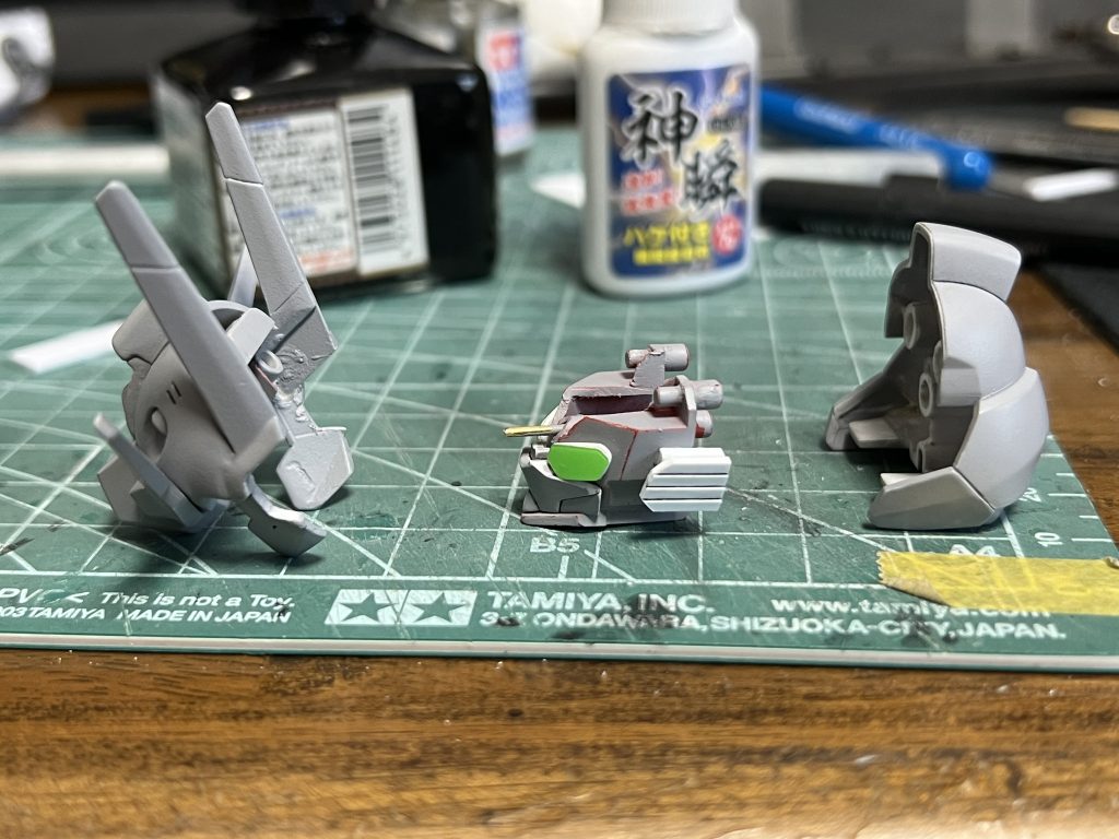 頭部はここまで分割しました。頭部両側の黄色のパーツはエバーグリーンのラップサイディングというプラ板で作り直してます。