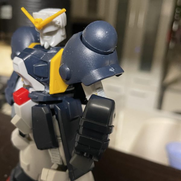 ボルトガンダム基本工作は終了です。帯だかなんだかわからないパーツはプラ板掘って作成。後は合わせ目消したら塗装に入ります。（2枚目）