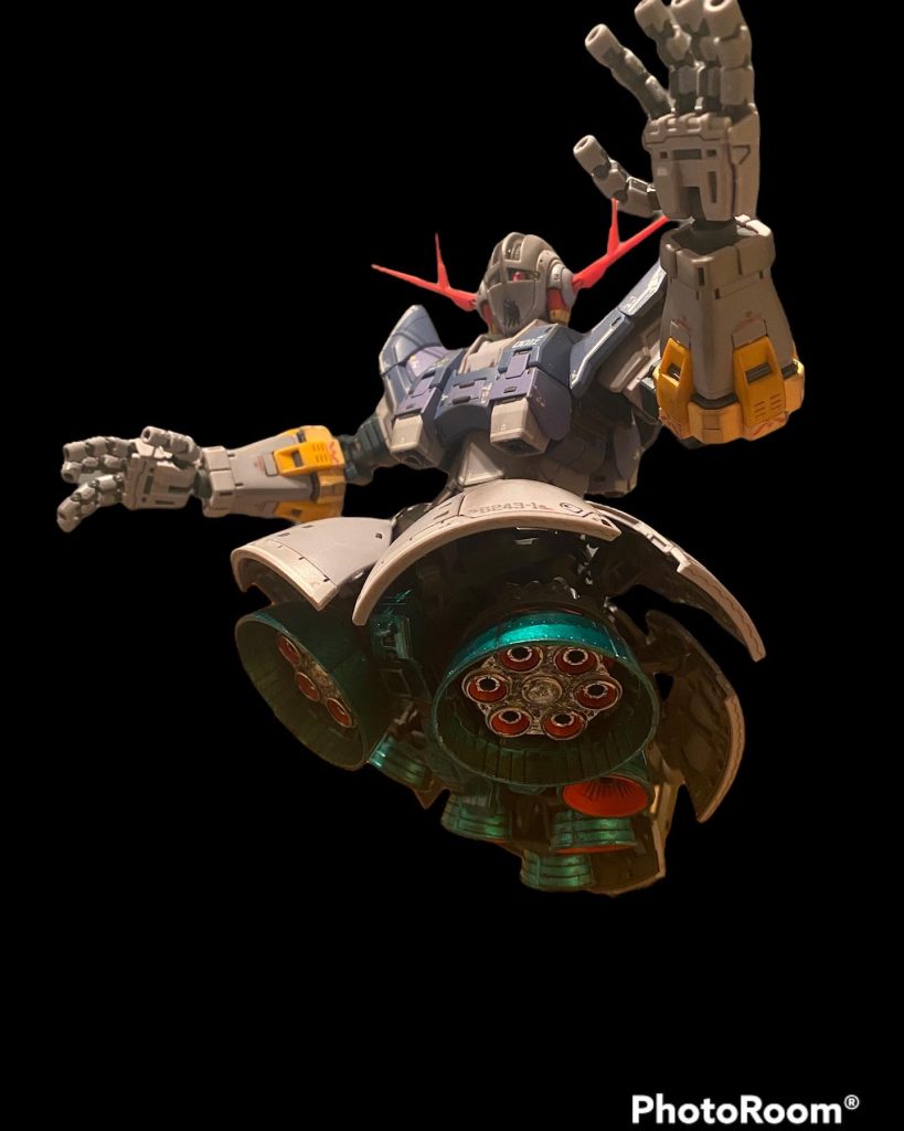 このポーズが一番存在感あります。