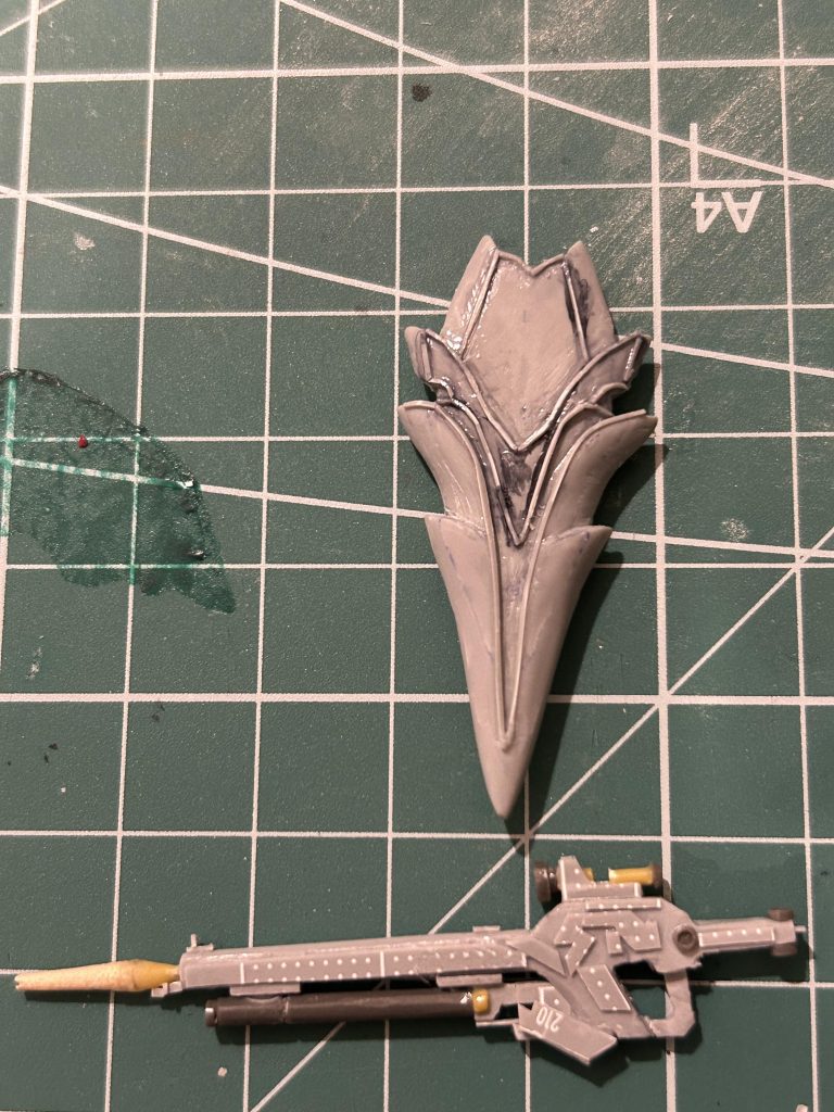 エングレービングは薄さ0.3mmのプラ板を同じく0.3mmくらいにカットして接着してます。ビームライフルの先っちょは爪楊枝です。笑