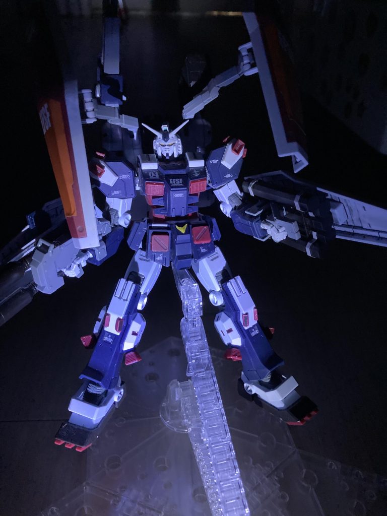 部屋を暗くして、ライトで雷を表現しました。