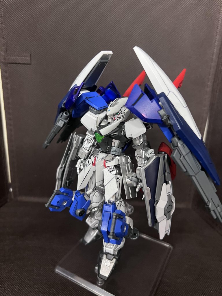 ブルーとレッドは専用のオプションを装備して初めて真価を発揮する仕様でしたが、シルバーはそれらを無くして機体自体に盛りこんでスマートにした感じです。、、、てかSEEDのストライク〜フリーダムの流れパクリました笑
