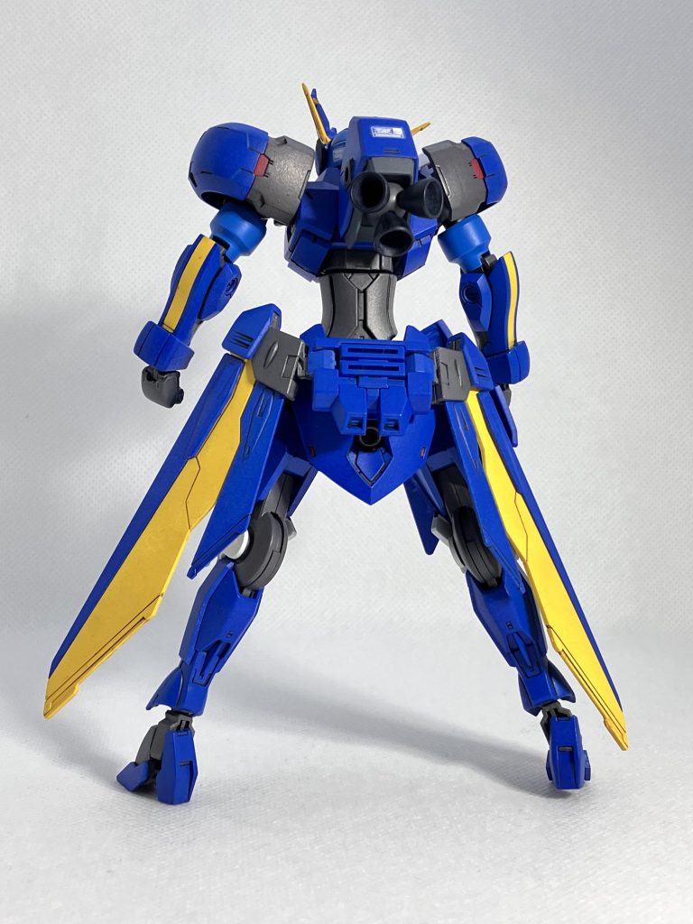 背中にはバーニアを搭載さらに腰部にウイングがあり機動性は抜群