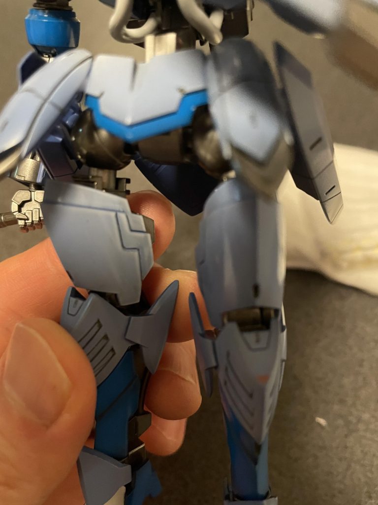 写真だとわかりずらいかもですが、右腿に塗料溜まりが😱ただでさえ白塗るのが苦手なのにクリアホワイトで明度を上げようとしたらこれですよ_(:3 」∠)_