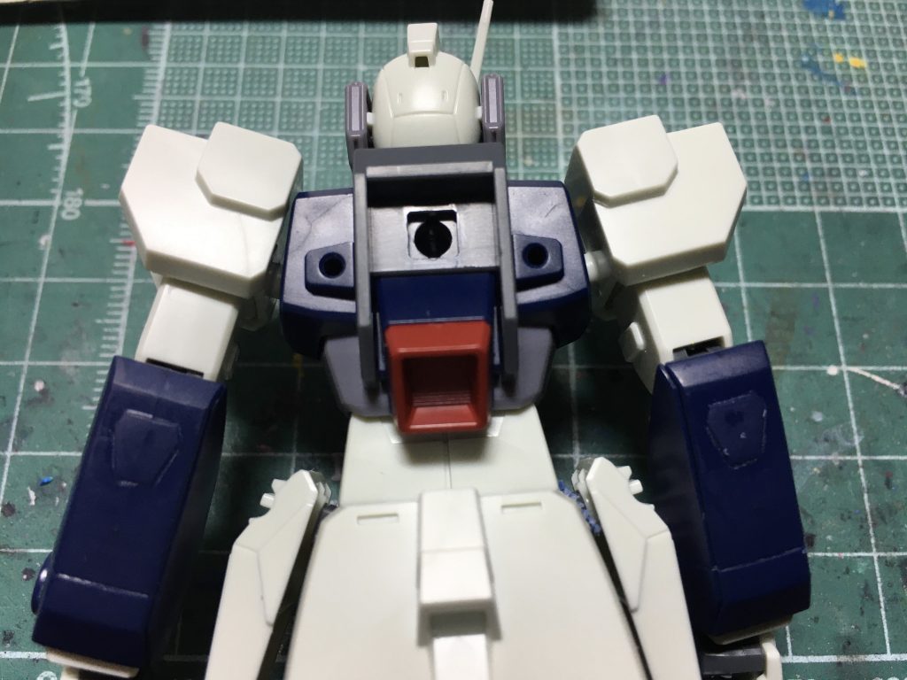 　ストライカーパックのコネクタの外側には電源ケーブル接続部があるので1mmピンバイスで開口。ウィンダムでも同様に工作を施しています。