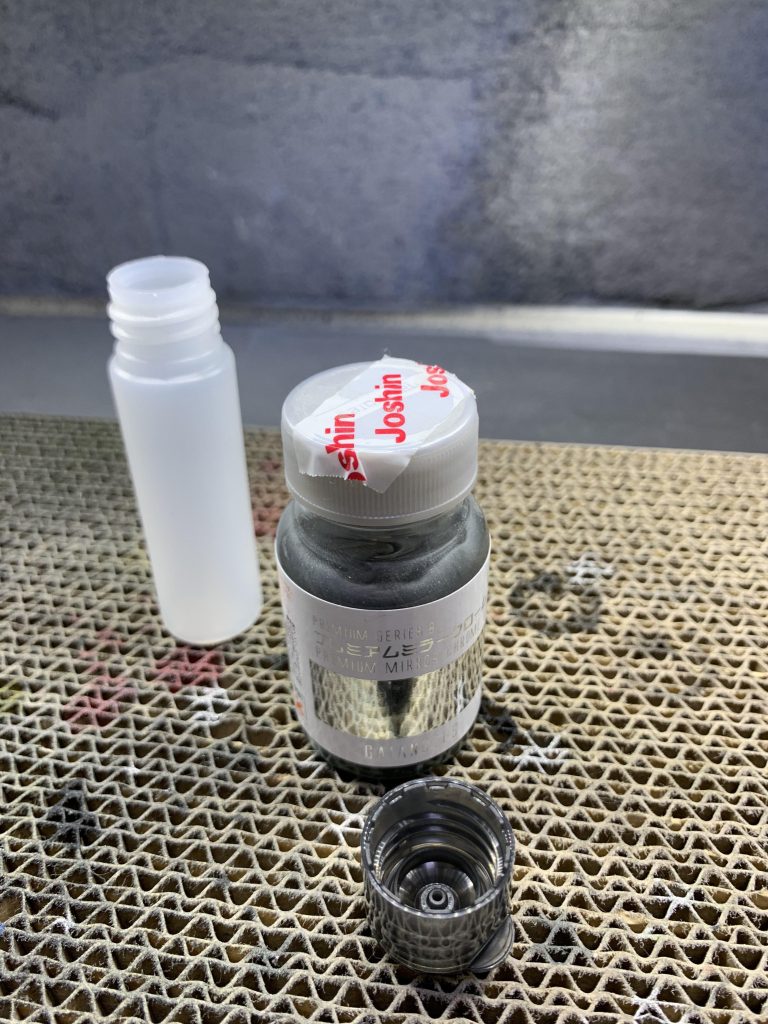 レイピアは刀身はコレ使いました。ずっともってたけど高いから中々使わなかった塗料。希釈無しで使うからね…