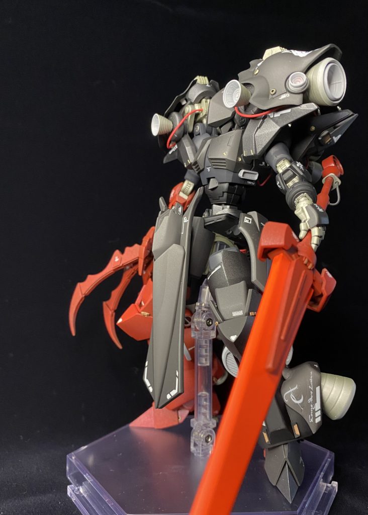 機体名としたデストリオンは「Dest(破壊)+Lion(獅子)」でイメージした造語です。左肩にはパーソナルマークとして獅子のマーキングを施しました。