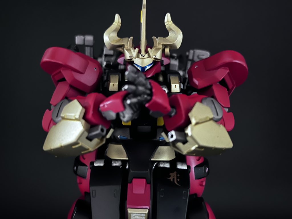 なお、決闘では優秀な成績を収めた本機ではあったが、近接攻撃限定戦でのドローンの使用及び大曲剣「アソ」の製造元がベネリットグループ外のコト・ウエポンショップだというリークがあったことが問題視され、その結果は無効に。パイロットの牡牛座の男は退学処分となった…