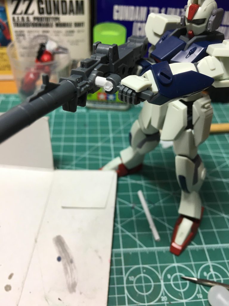 　シュットゥンフィッシュは元々のフォアグリップの位置が前すぎたので両手持ちができるように側面の3mm穴に刺せるようにランナーからT字型の部分を切り出して接続部を製作。