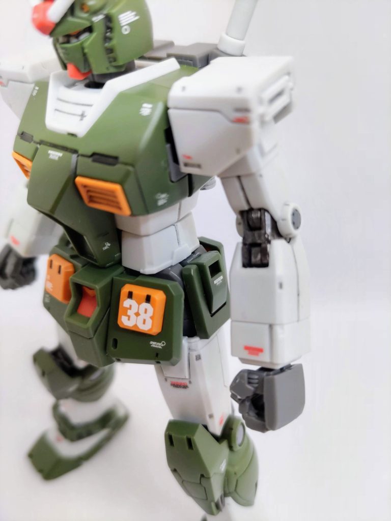 肘もヘビーガンメタリック。